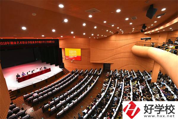 在湖南想學聲樂有什么學校推薦？聲樂專業(yè)好學嗎？