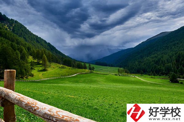 瀘溪縣第一職業(yè)中學管理規(guī)范嗎？