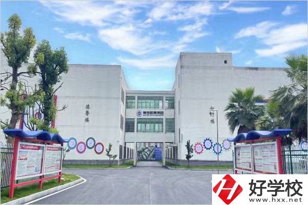衡陽(yáng)華岳學(xué)校是公立還是私立？學(xué)費(fèi)是多少？