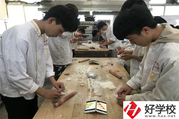 懷化中專學(xué)費(fèi)是多少？有什么資助政策？