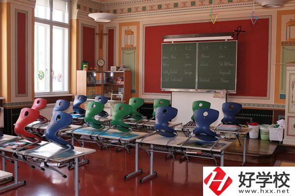 岳陽職業(yè)技術(shù)學(xué)院環(huán)境怎么樣？是民辦的嗎？