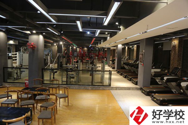 湖南懷化商業(yè)學校是中專嗎？學校環(huán)境好不好？