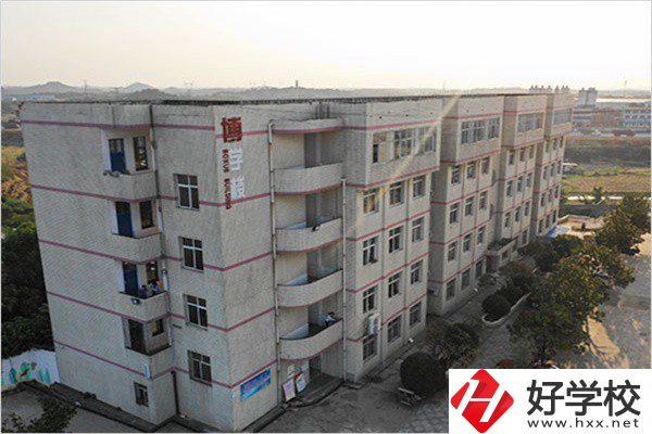 湘潭有開設(shè)航空服務(wù)專業(yè)的中職學(xué)校嗎？學(xué)費(fèi)是多少？