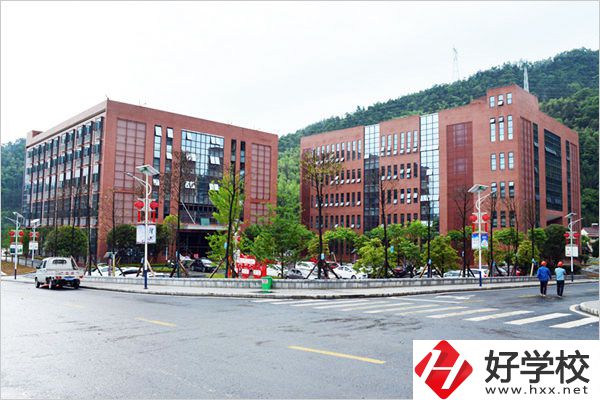 安化縣職業(yè)中專學(xué)校師資怎么樣？環(huán)境好不好？
