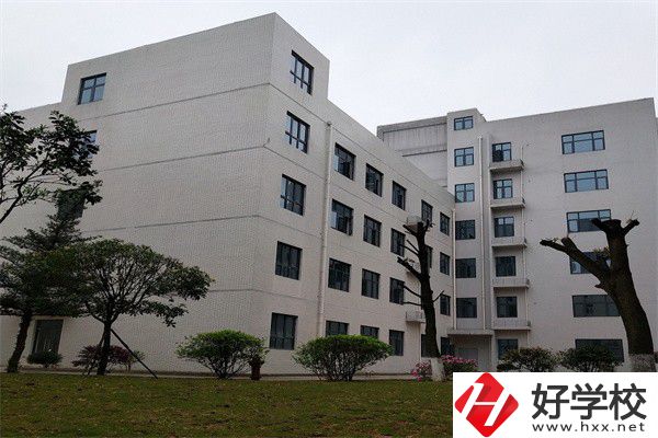 往屆生可以在湖南讀公辦中職嗎？有哪些學(xué)?？梢酝扑]？