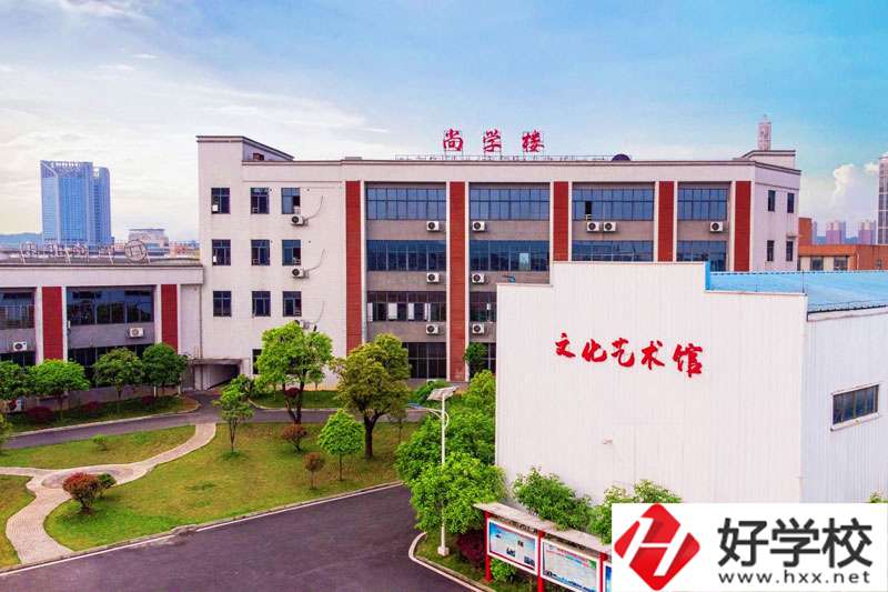 榮豐中等職業(yè)技術(shù)學(xué)校設(shè)施完善嗎？宿舍環(huán)境怎么樣？