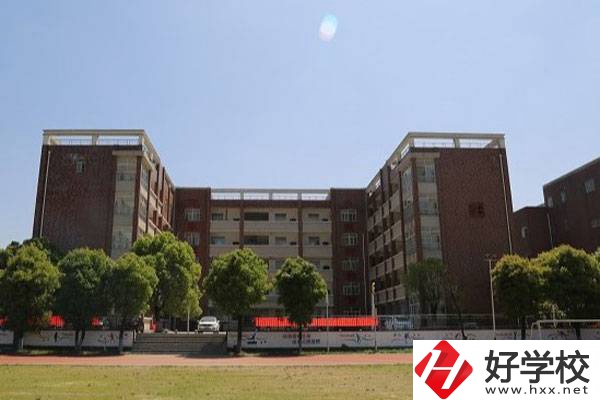 岳陽市高級(jí)技工學(xué)校大門