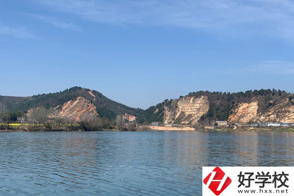 想當(dāng)廚師該選張家界哪所技工學(xué)校？