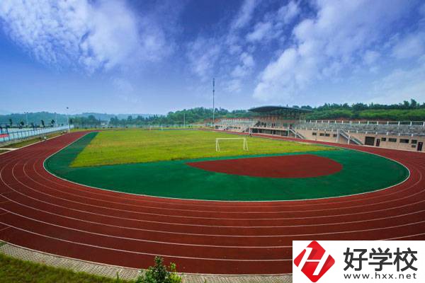 寧鄉(xiāng)市職業(yè)中專(zhuān)學(xué)校操場(chǎng)
