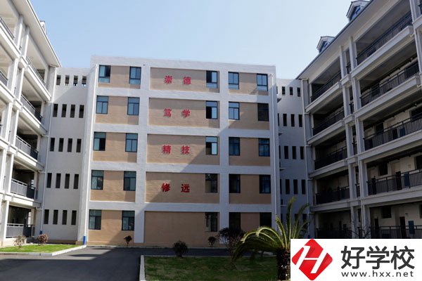 保靖縣中等職業(yè)技術(shù)學(xué)校開(kāi)設(shè)了哪些特色專業(yè)？