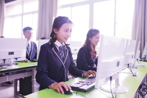 女生適不適合學(xué)計(jì)算機(jī)專業(yè)？