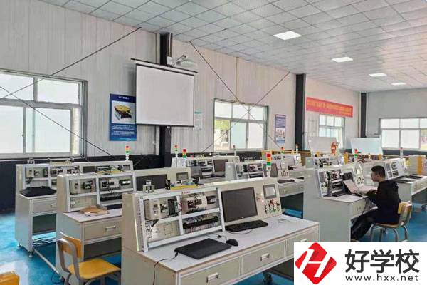 株洲人工智能職業(yè)技術(shù)學(xué)校是公辦還是民辦？學(xué)費(fèi)貴嗎？