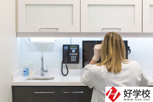 女生在衡陽(yáng)讀衛(wèi)校怎么樣？有前途嗎？