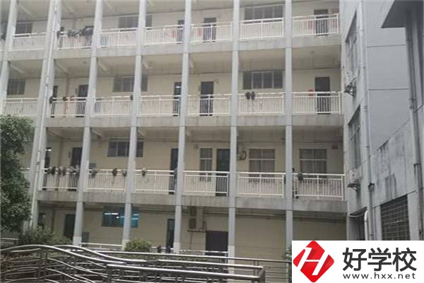 張家界有國(guó)家重點(diǎn)的中專學(xué)校嗎？學(xué)費(fèi)要多少？