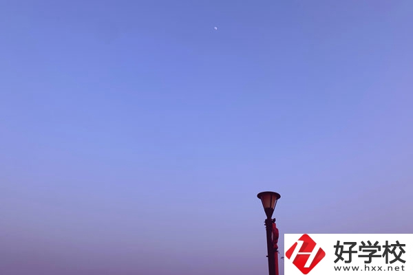 張家界旅游職業(yè)學校校園環(huán)境怎么樣？