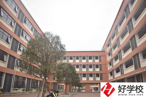 湘西地區(qū)中職學(xué)校一年的學(xué)費(fèi)大概是多少？