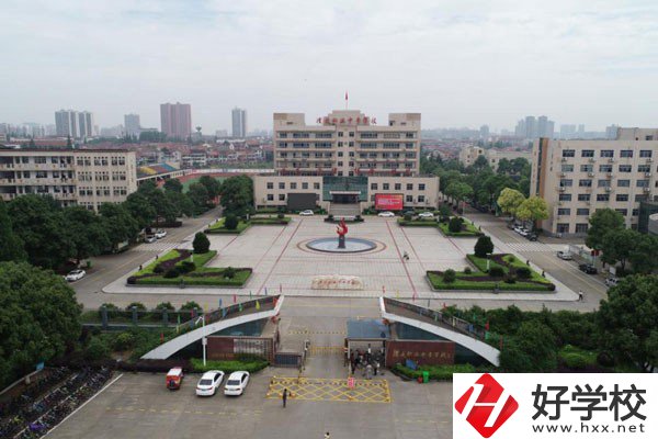 湖南省澧縣職業(yè)中專學(xué)校大門(mén)