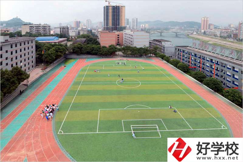 湖南省冷水江市技工學(xué)校專(zhuān)業(yè)收費(fèi)標(biāo)準(zhǔn)是什么？
