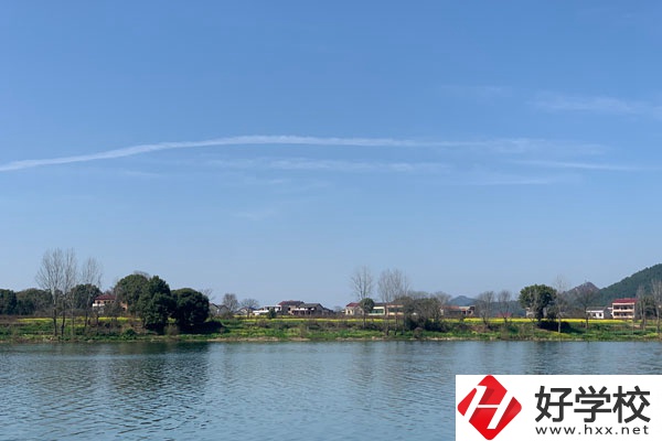 湘西州鳳凰職業(yè)中專是所怎樣的學(xué)校？