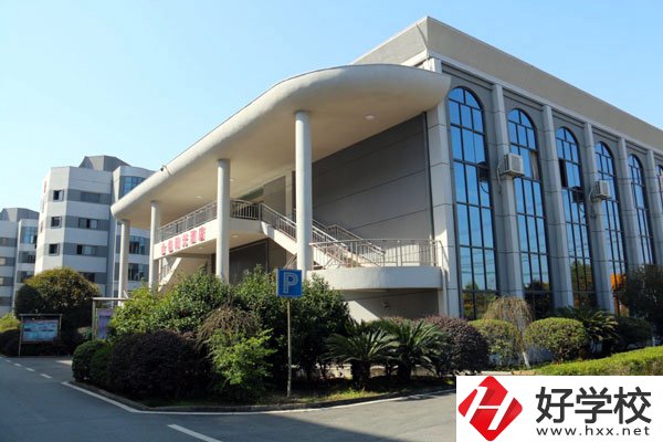 醴陵陶瓷煙花職業(yè)技術(shù)學(xué)校有哪些特色專業(yè)？