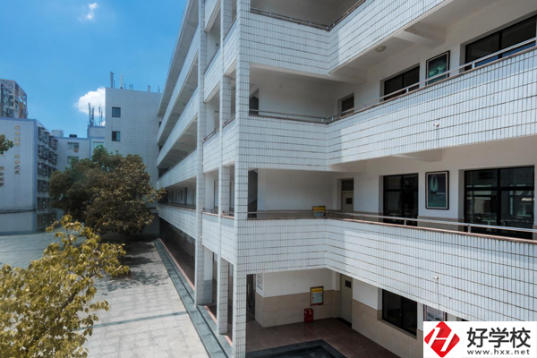 長(zhǎng)沙建筑工程學(xué)校學(xué)費(fèi)是多少？