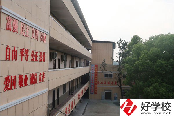 邵陽市創(chuàng)新職業(yè)技術(shù)學(xué)校的計(jì)算機(jī)平面設(shè)計(jì)專業(yè)特色如何？