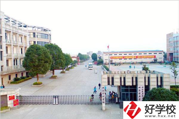湖南護理學校的學費多少錢一年？