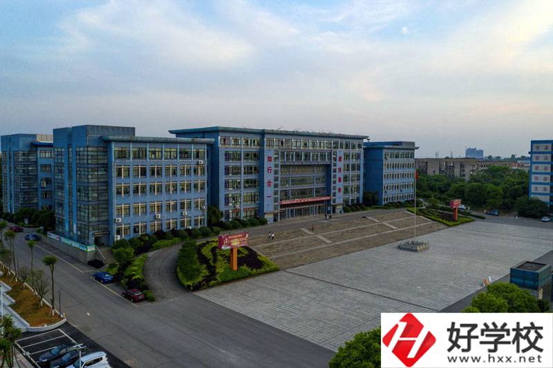 湘潭市工業(yè)貿(mào)易中專哪個專業(yè)比較好？