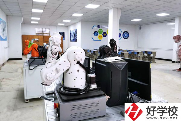 想學(xué)酒店管理，長沙有哪些中職學(xué)?？梢酝扑]？