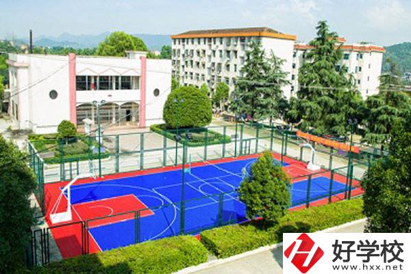 婁底漣源工貿(mào)中專學(xué)校的學(xué)費(fèi)是多少？