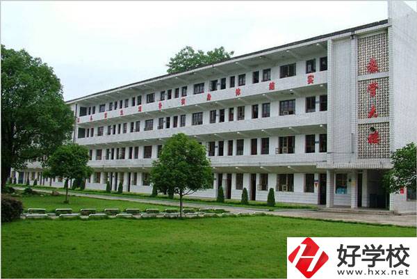 長沙現(xiàn)代服務(wù)職業(yè)中專學(xué)校教學(xué)樓
