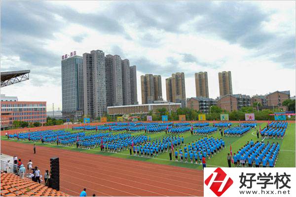 長沙財經(jīng)學校是職高嗎？能不能帶手機？