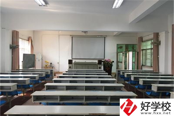 株洲市德才職業(yè)技術(shù)學(xué)校是公辦還是民辦？學(xué)費(fèi)是多少？
