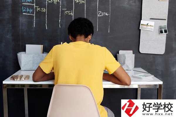 郴州有哪些公立的中專學(xué)校？專業(yè)有哪些？
