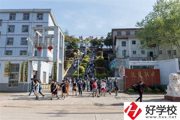 懷化中專學(xué)汽修一年要花多少錢？有哪些中專可以推薦？