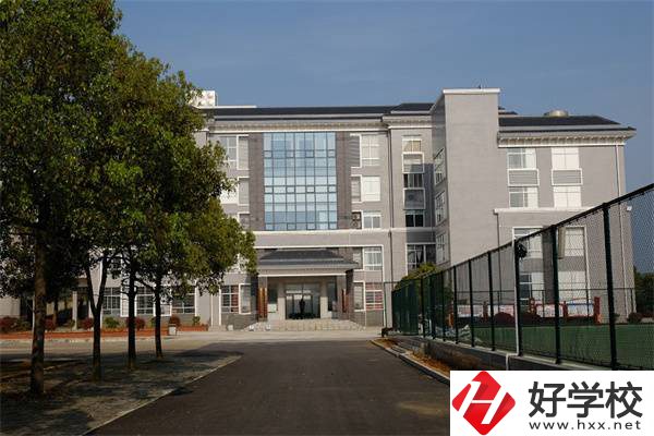 湘潭韶山職業(yè)中專(zhuān)學(xué)校在哪里？有高考班嗎？