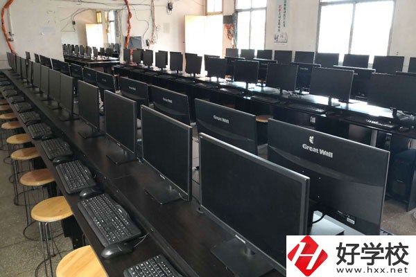 湖達(dá)職業(yè)技術(shù)學(xué)校實訓(xùn)室