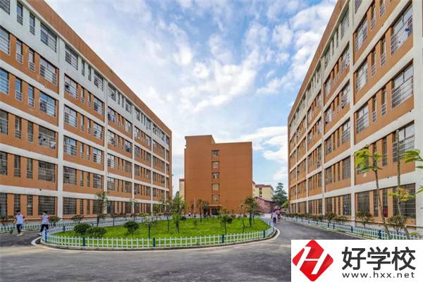 想去婁底新化楚怡工業(yè)學(xué)校該怎么走？