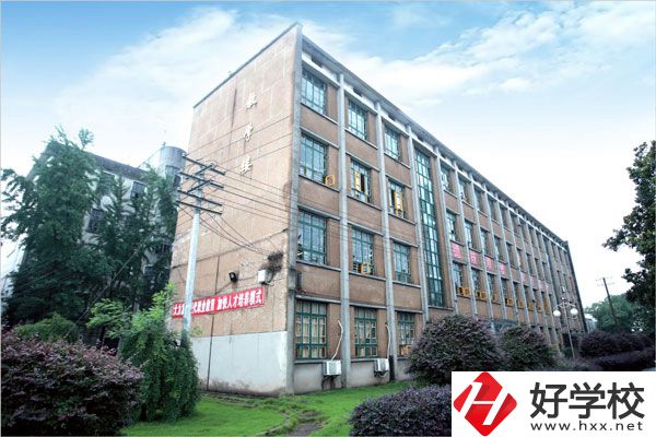 湘潭交通職業(yè)學(xué)校是公辦還是民辦？學(xué)費(fèi)貴不貴？