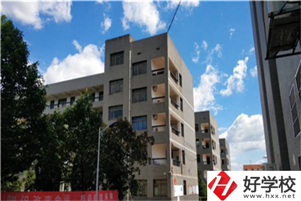 在婁底有開設(shè)航空專業(yè)的職校嗎？學(xué)航空專業(yè)有前途嗎？
