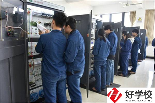 湘潭鋼鐵集團(tuán)有限公司高級技工學(xué)校實訓(xùn)室