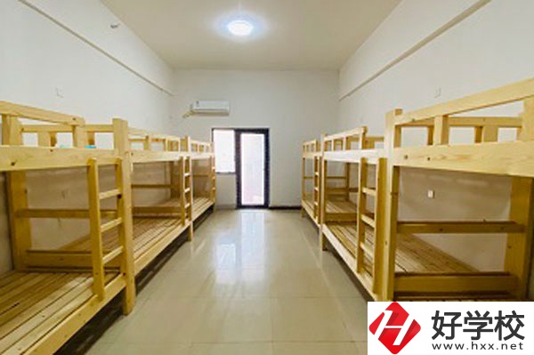 想在長(zhǎng)沙讀醫(yī)藥類專業(yè)，看看這所中職學(xué)校